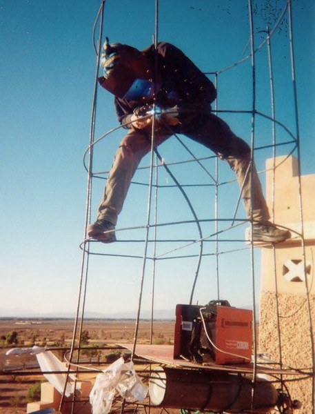 soudure de la structure des decors du Festival Morrocco 2001 / Ouarzazate - Maroc