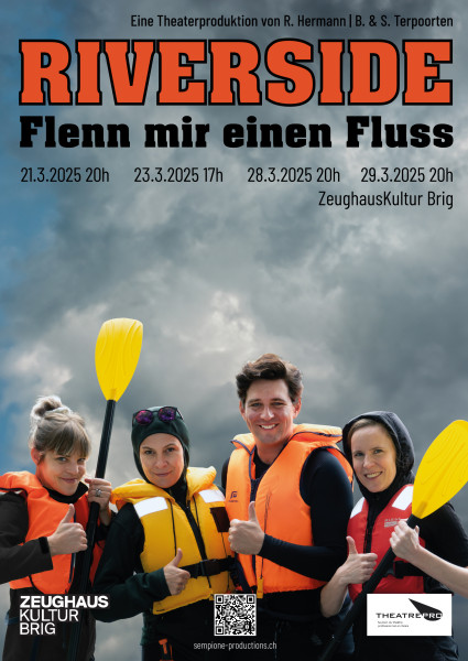 Drei Frauen und ein Mann in Kanuausrüstung vor einem Wolkenhimmel mit Schwimmwesten und Paddel.