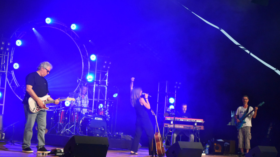 Die Band TripleH-B in blauem Licht auf der Bühen mit einer Sängerin, Gitarre, Bass , Piano und Schlagzeug