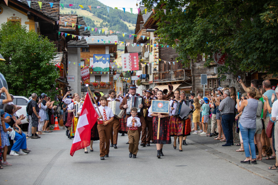 Parade der Walliser Gruppen in der Zentralstrasse von Evolène