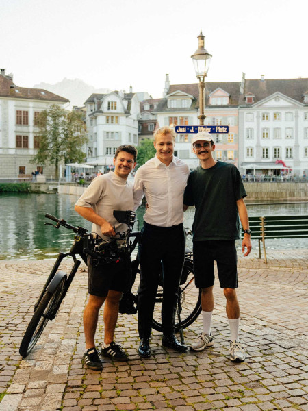 Sur le tournage de Miloo, de gauche à droite, Etienne Claret (réalisateur), le skieur Marco Odermatt et le réalisateur suisse Samuel Laprand, avec un vélo électrique équipé d'une caméra.