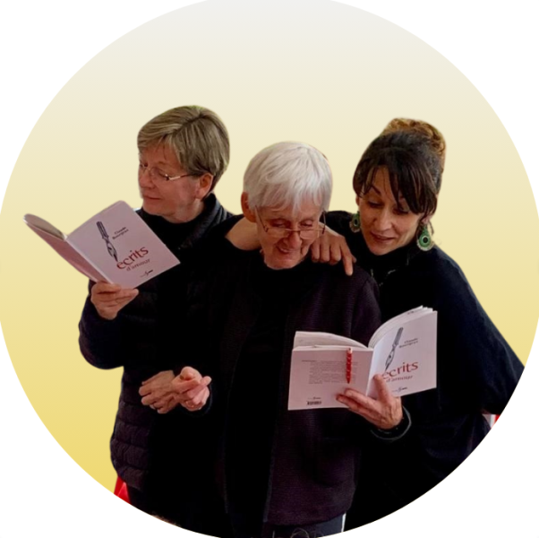Trois femmes en train de lire à voix haute