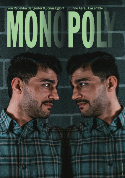 Auf dem Bild sieht man einen Mann, der sich selbst gegenübersteht und sich ansieht. Der Mann hat dunkles Haar und trägt ein kariertes Hemd. Sie schauen sich an und sind an eine Backsteinwand gelehnt. Oben auf dem Bild steht in großen grünen Buchstaben „MO