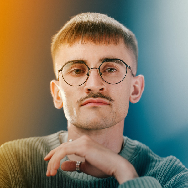 Portrait de Samuel Laprand, fondateur de Focusline Production, réalisateur suisse basé à Sion, en Valais, en Suisse.