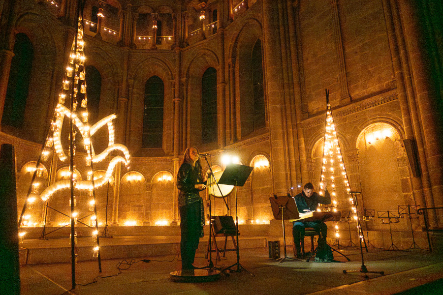 Desert Bridges Blue. Catédrale Saint-Pierre en Lumières 2025 avec Ephraim Salzmann Hackbrett Valaisan