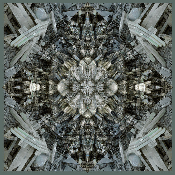 Anástasis. Série Palingensia. Une quête du sacré parmi les décombres. Photomontage. 100X100 cm. 2025