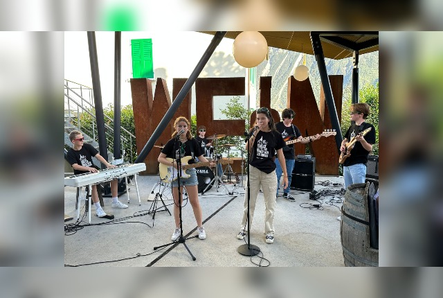 Die Band besteht aus zwei jungen Frauen und 4 Jungen Männern. 