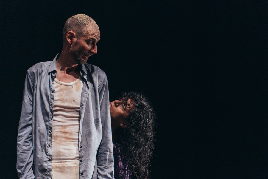 Le Bizarre, Cie Danses en l'R. Comédien: Pierre-Jean Etienne. Danseuse: Mariyya Evrard