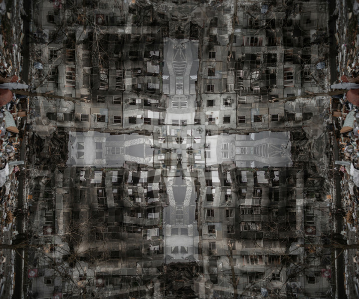 Eiréne. Série Palingenesia. Une quête du sacré parmi les décombres. Photomontage. 220X180 cm. 2025