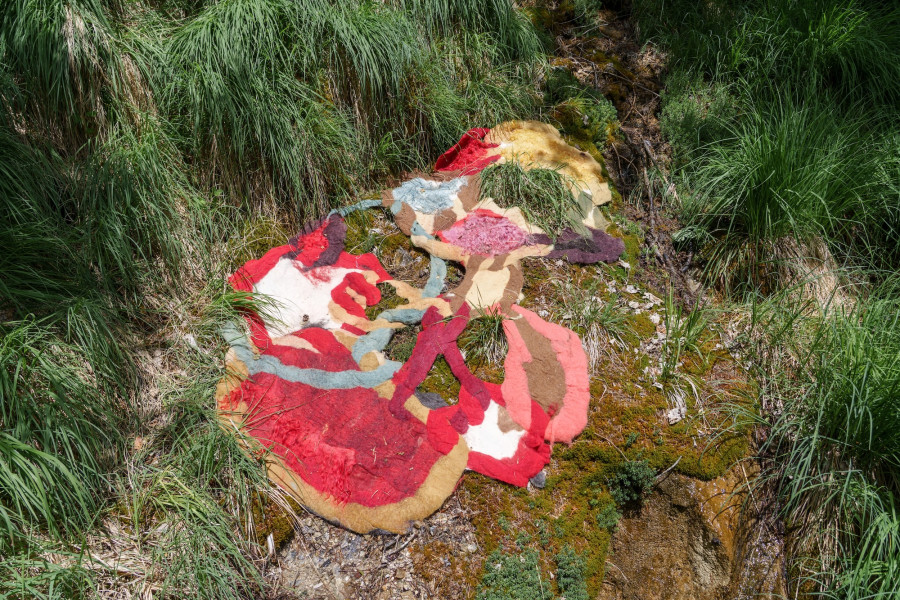Création textile en laine de mouton teinte avec des colorants naturels