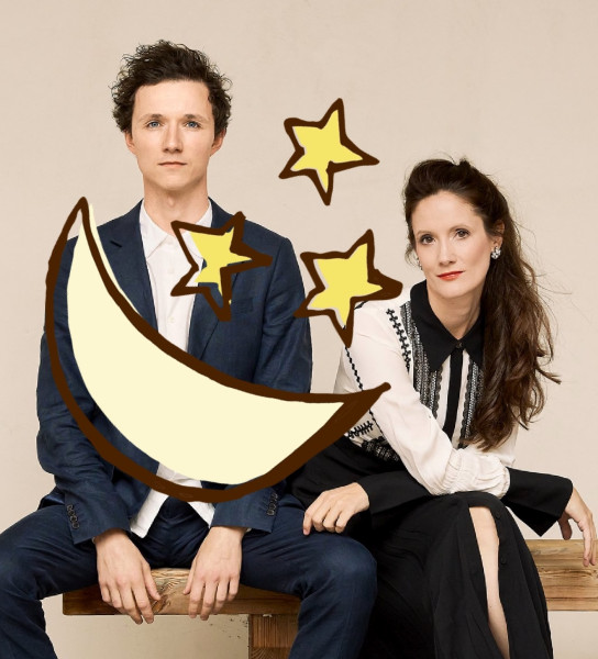 Bild von Franziska & Benjamin mit gemalten Sternen und einem Mond im Vordergund