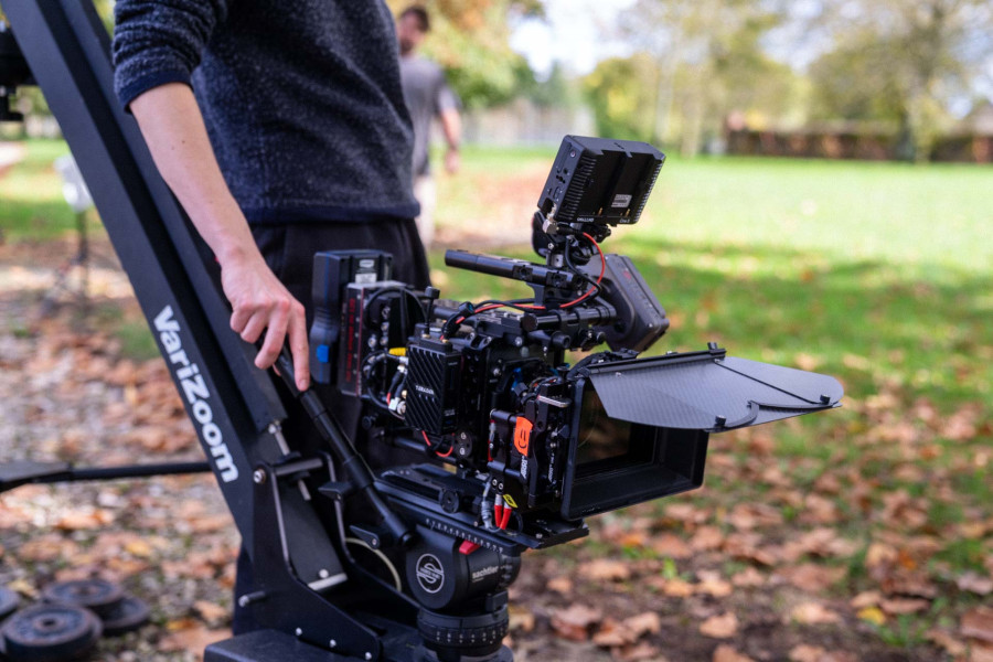Caméra ARRI Alexa Mini montée sur grue (jib) en extérieur automnal, sur le tournage de Nausicaa, La Panthère.