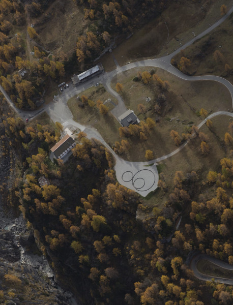 « Tangential circular negative line », oeuvre de LandArt de Michael Heizer, Mauvoisin