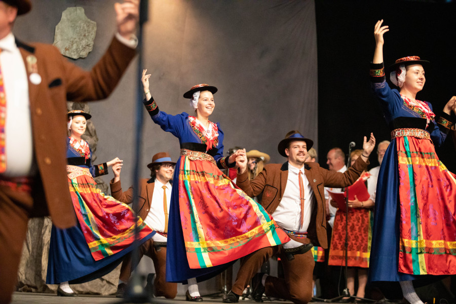 Le groupe d'art traditionnel Arc-en-Ciel organise les CIME et la Fête Cantonale des Costumes.