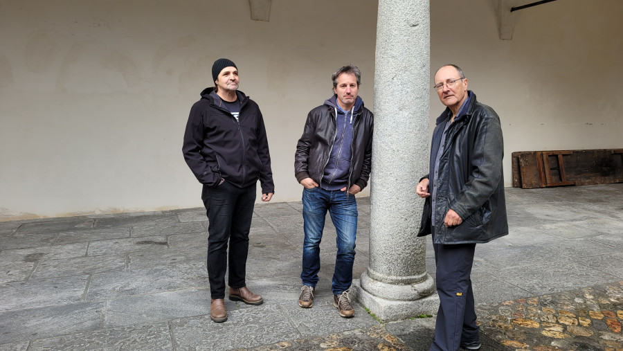 Die Bandmitglieder befinden sich im Stockalperhof und posieren für ein gemeinsames Foto