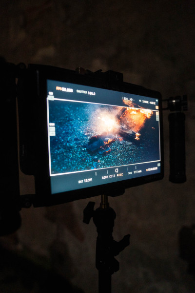 Moniteur de retour sur le tournage de Nausicaa, La Panthère, affichant une scène de nuit éclairée par le feu.